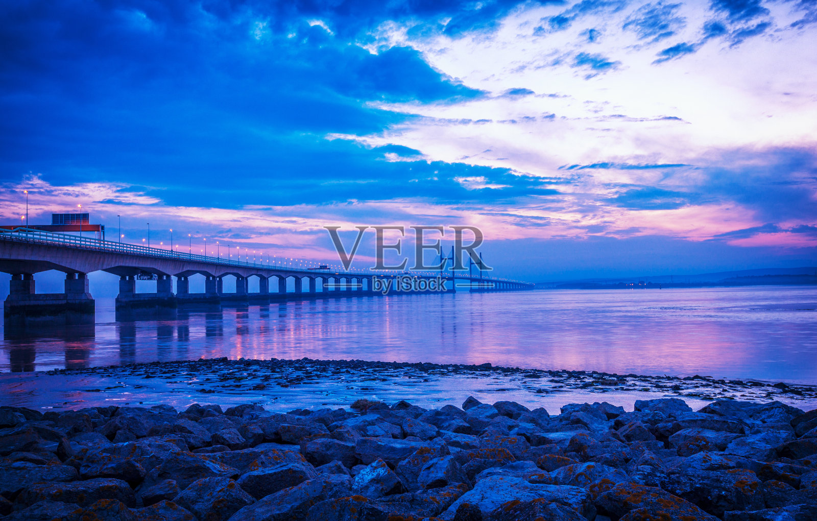 日落时分的威尔士亲王桥照片摄影图片