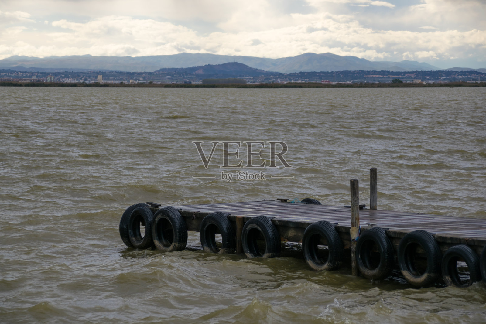 暴风雨天，拉阿尔菲拉自然保护区的防波堤。瓦伦西亚——西班牙照片摄影图片