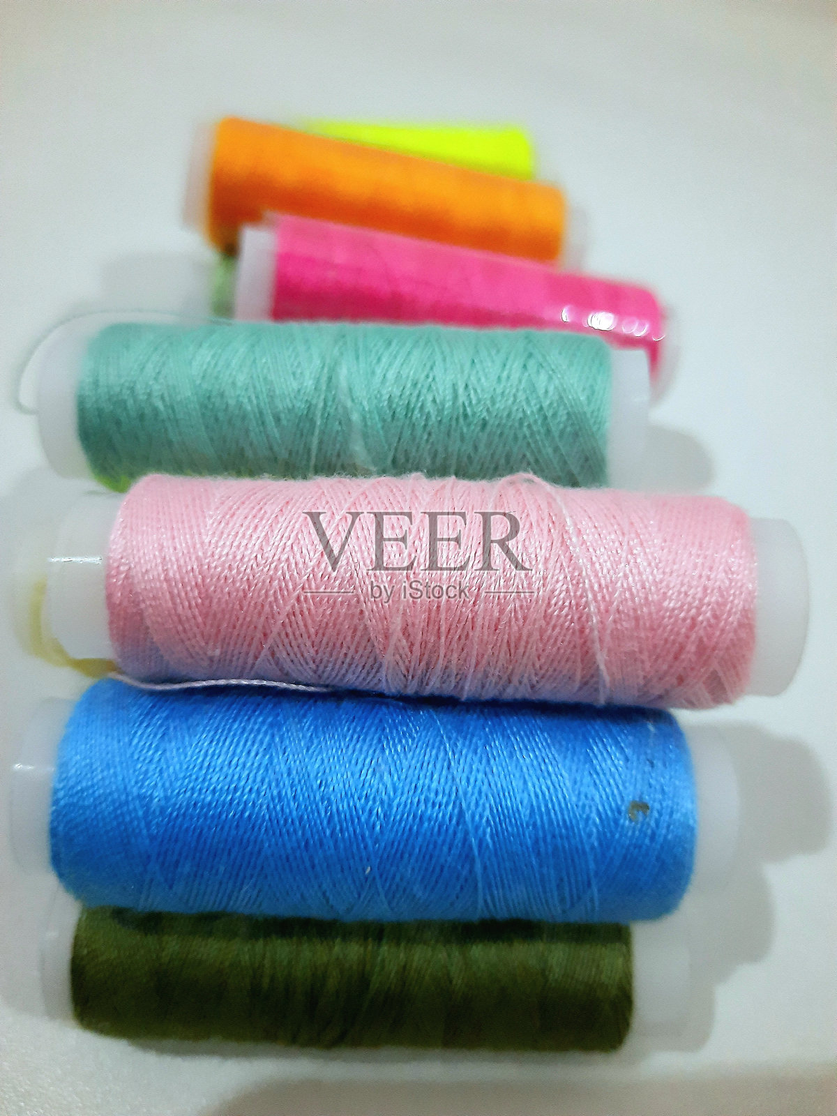 有多种颜色可供选择的几卷缝纫线照片摄影图片