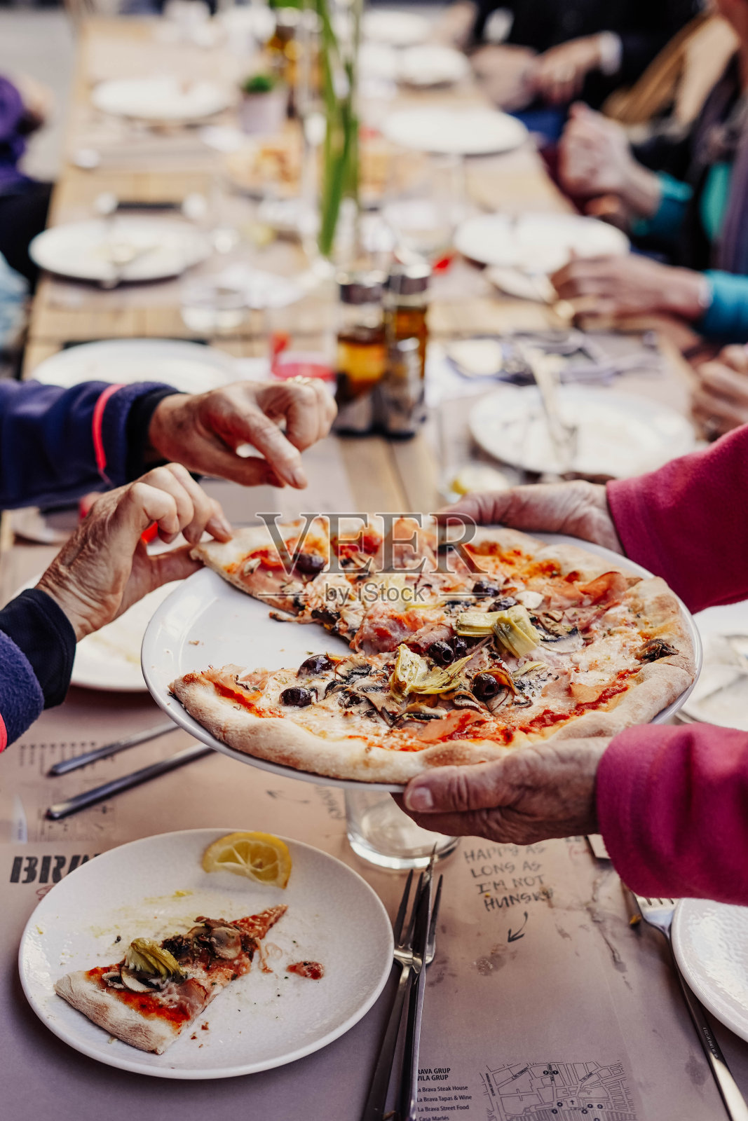 主厨切披萨的手艺真棒照片摄影图片