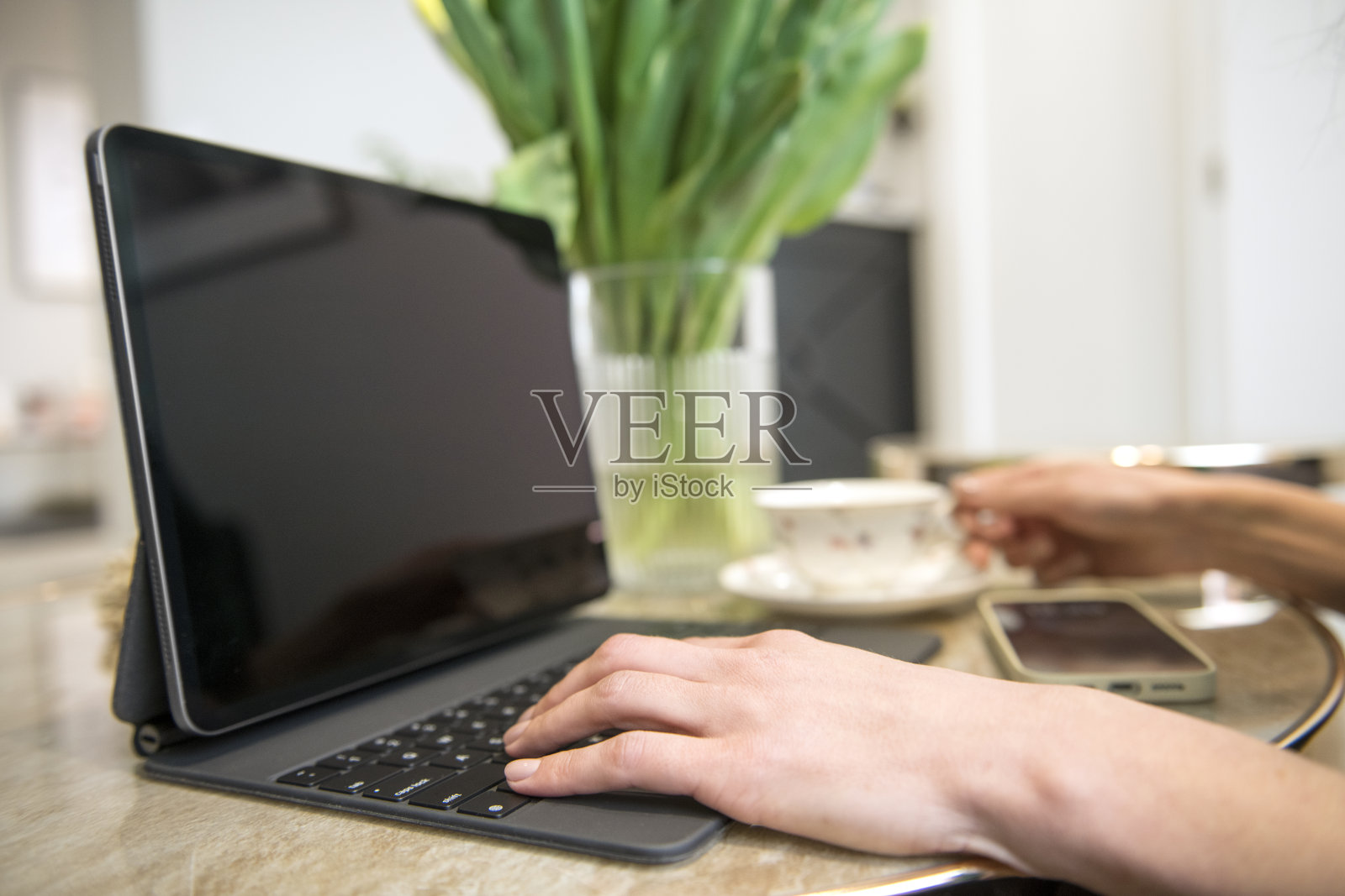 一位女士在家里使用电脑照片摄影图片