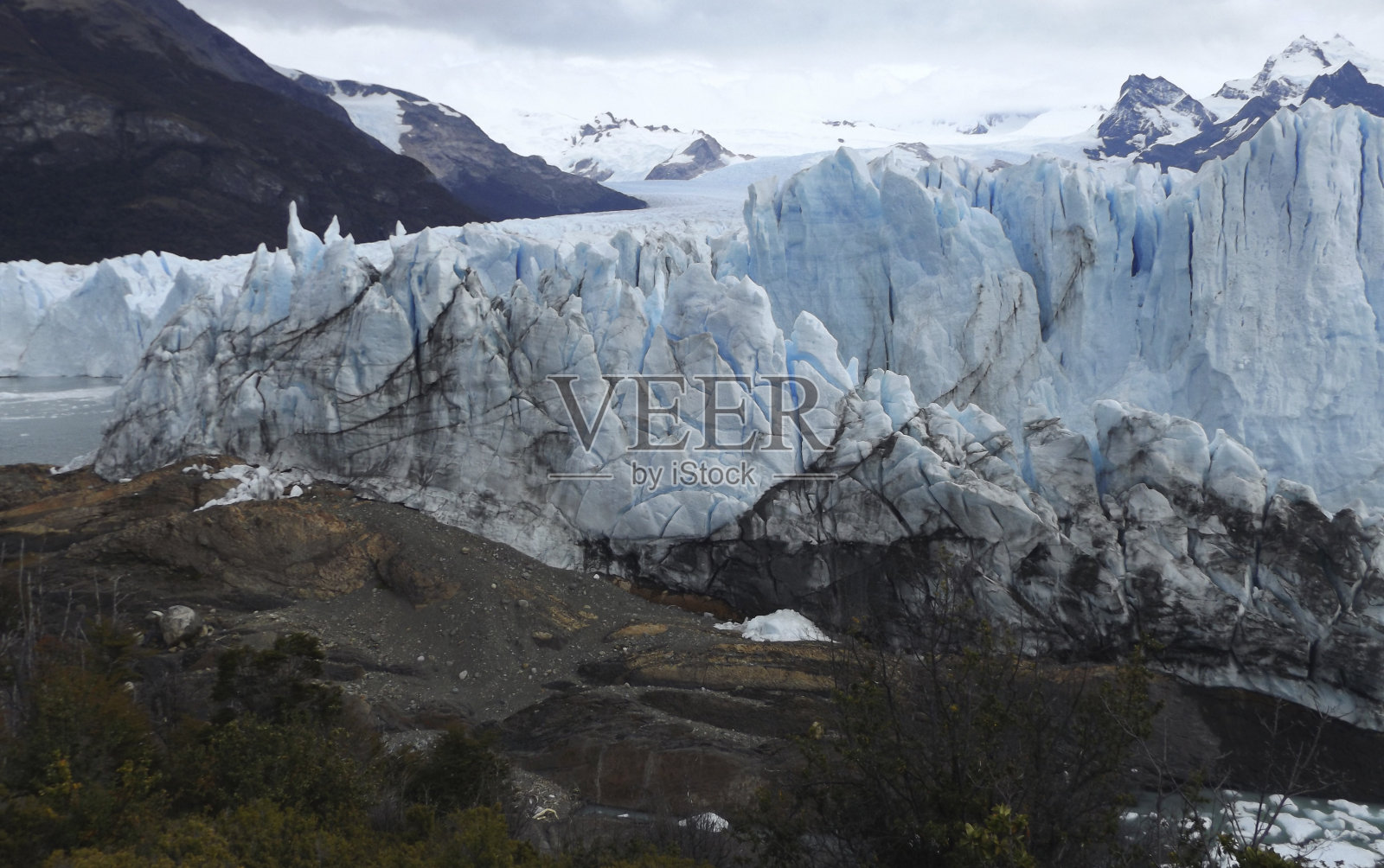 莫雷诺冰川边缘的惊人景色照片摄影图片