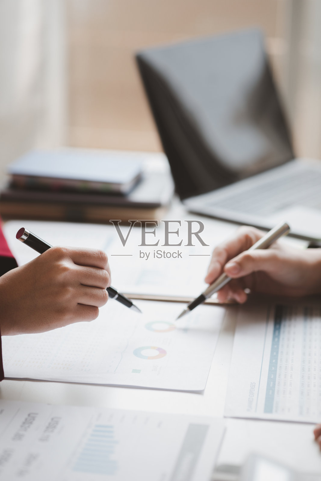 两个商人在一起头脑风暴，审阅财务部门总结的公司财务文件，他们是商业伙伴。工商管理概念。照片摄影图片