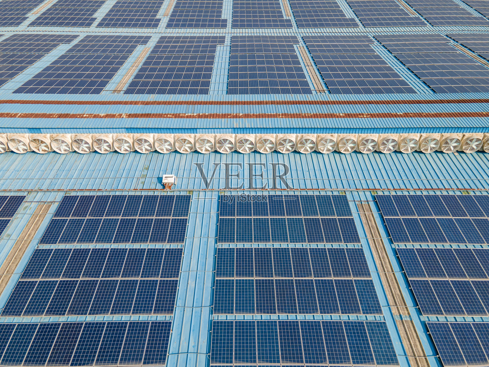 安装在工厂屋顶上的太阳能电池板的特写照片摄影图片