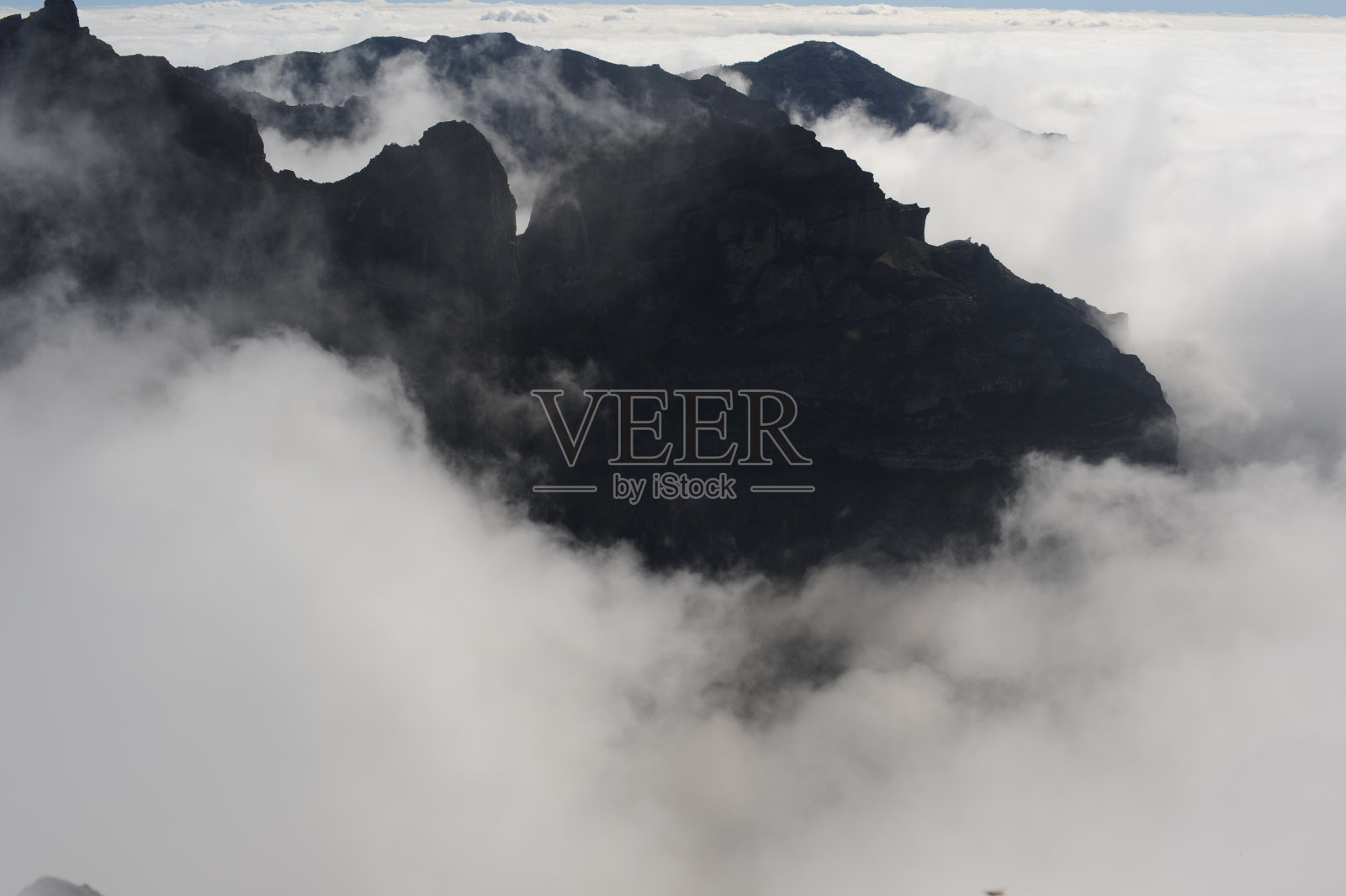 葡萄牙马德拉岛上的山脉和山峰被云、雾和薄雾覆盖照片摄影图片