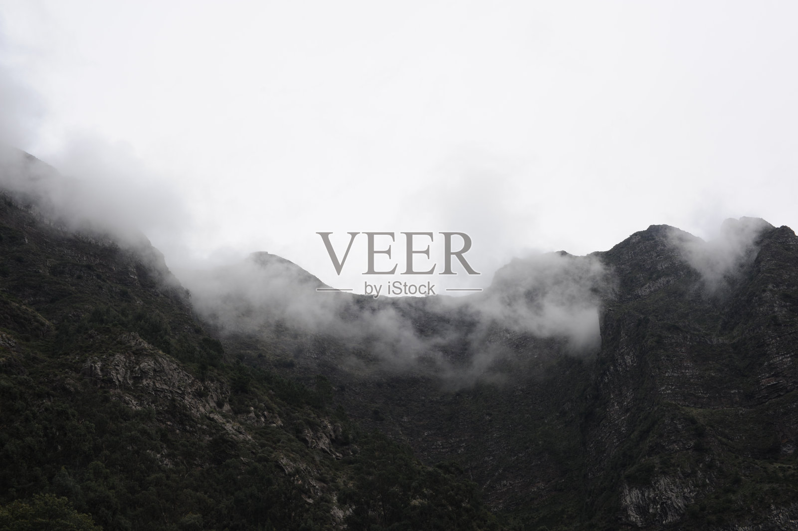 葡萄牙马德拉岛上的山脉和山峰被云、雾和薄雾覆盖照片摄影图片