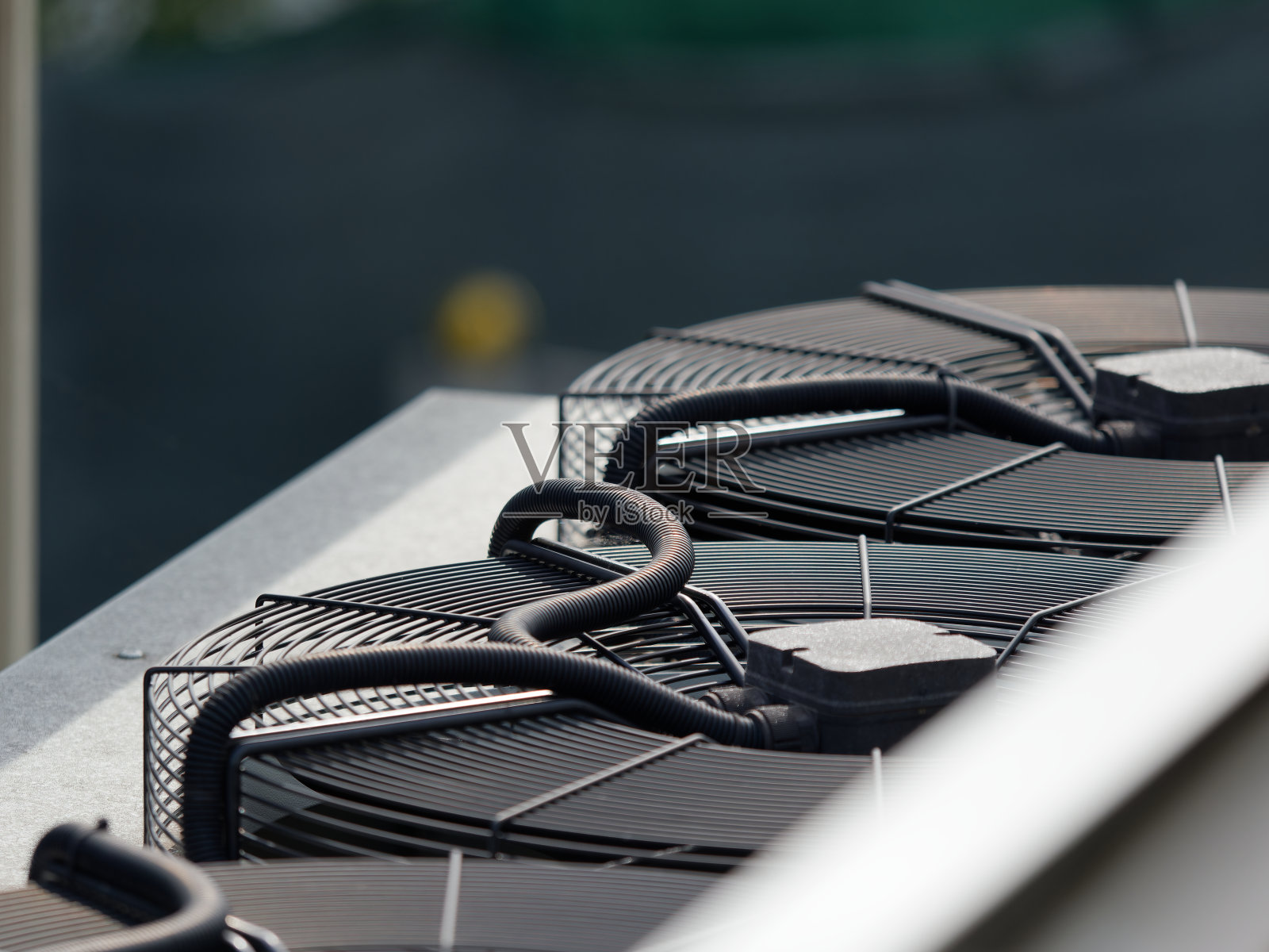 建筑屋顶的空调系统照片摄影图片