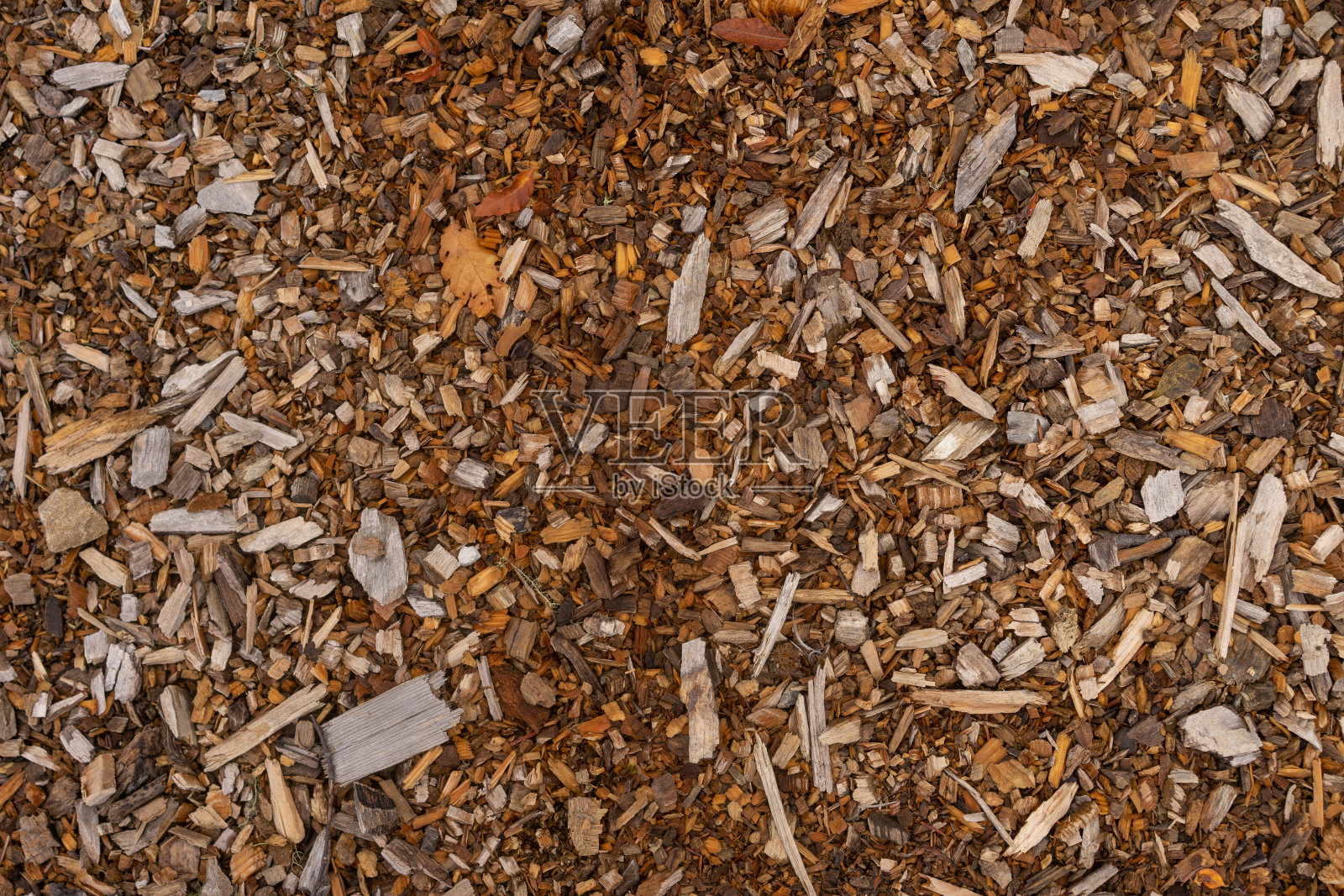 覆盖物的背景。木屑:用作景观护根物的木屑堆照片摄影图片