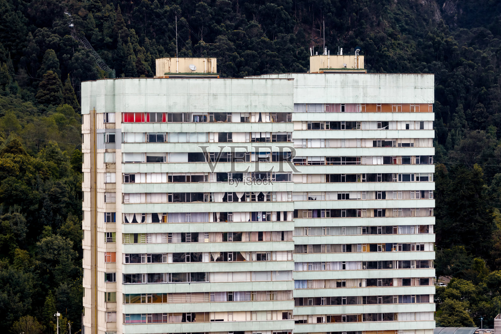 在波哥大，哥伦比亚的背景山的住宅建筑的前面照片摄影图片