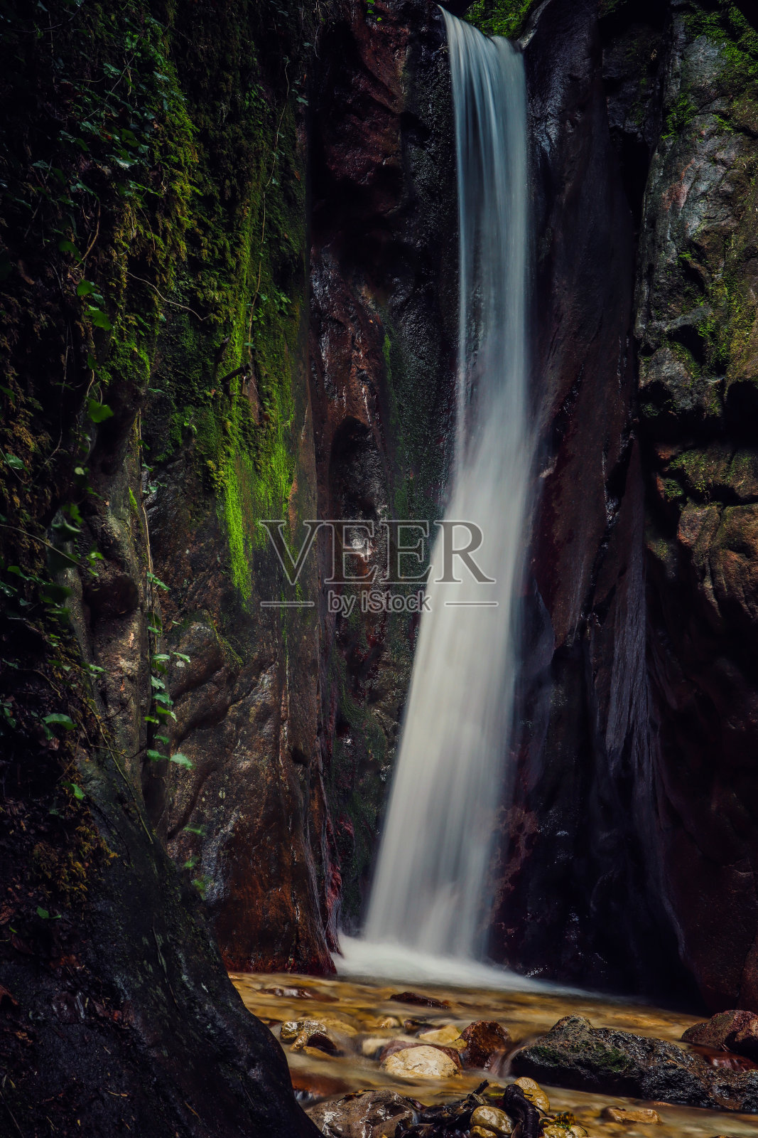 意大利阿尔卑斯山脉的瀑布照片摄影图片