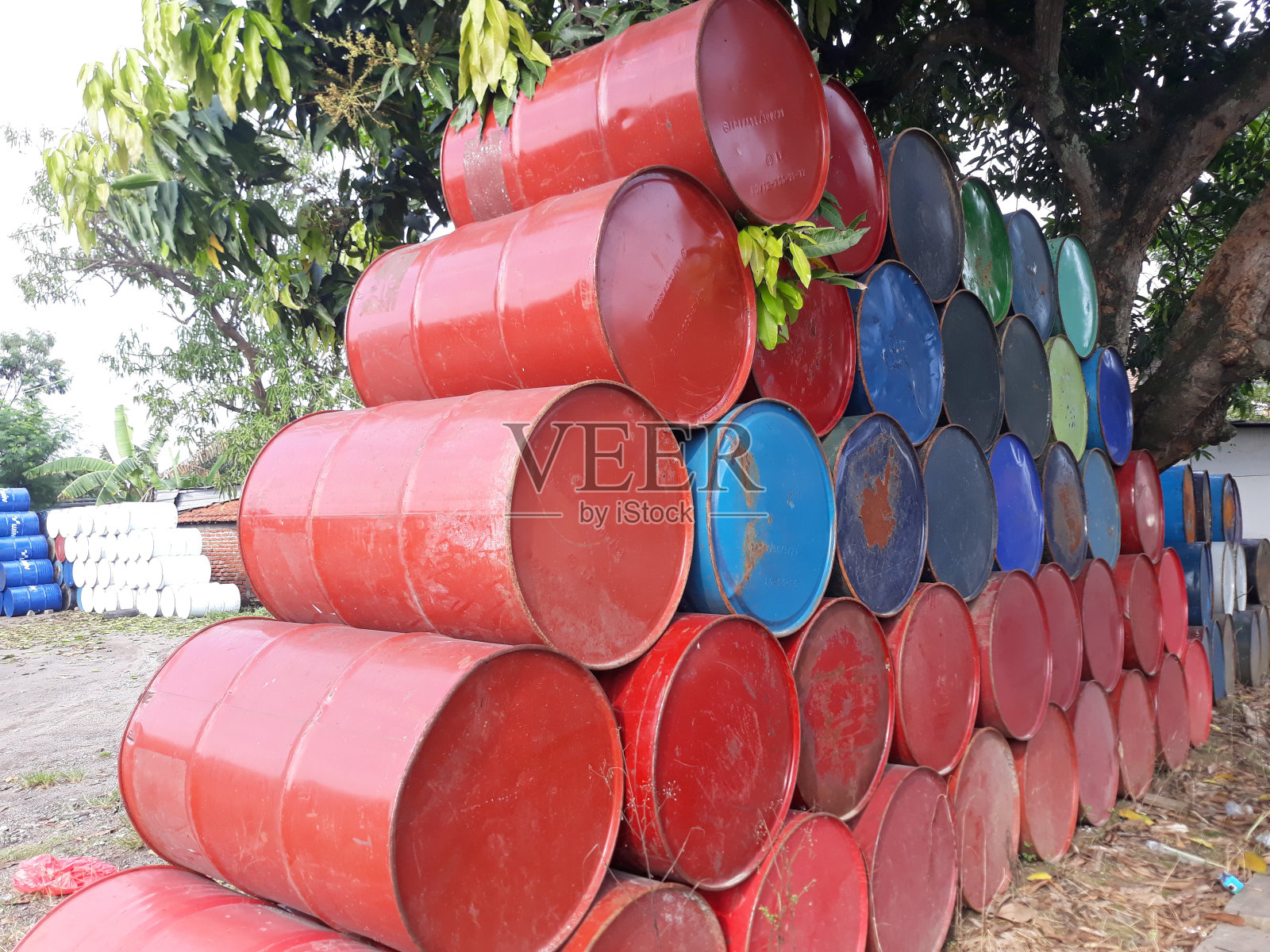 彩色堆叠的空锌材料桶鼓。有选择性的重点照片摄影图片