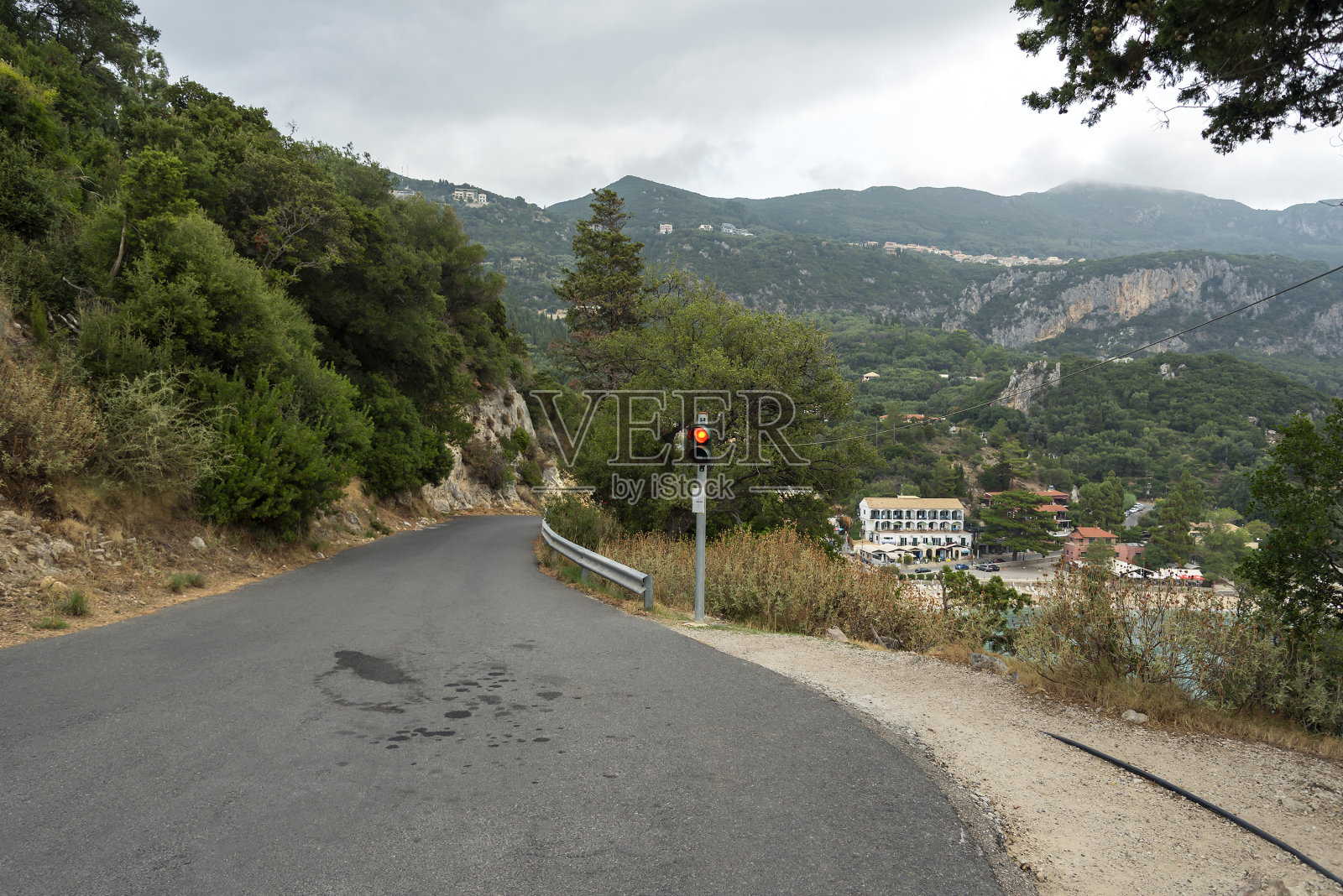 希腊有红绿灯的道路。照片摄影图片