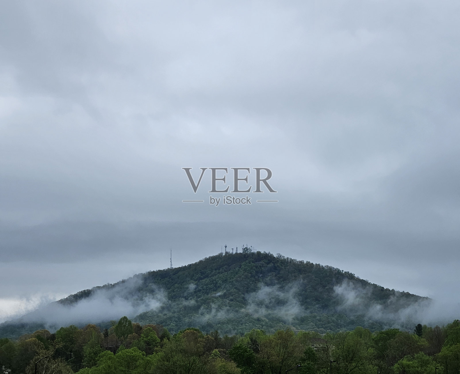 多雾的山照片摄影图片