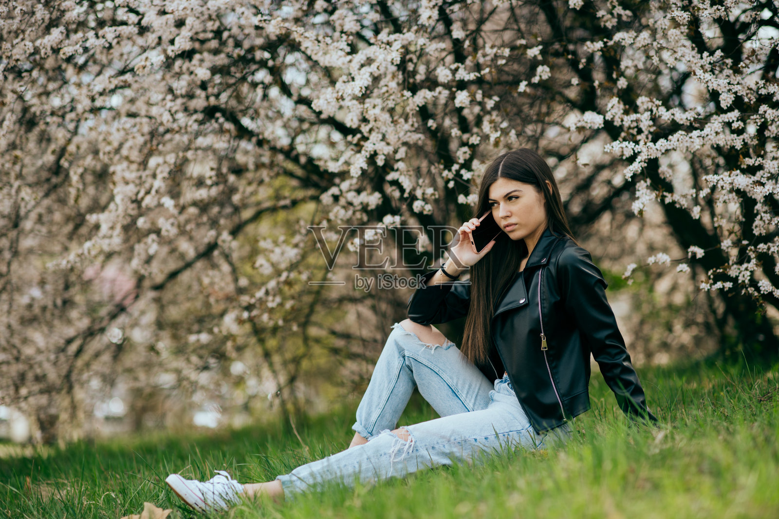 少女用手机照片摄影图片