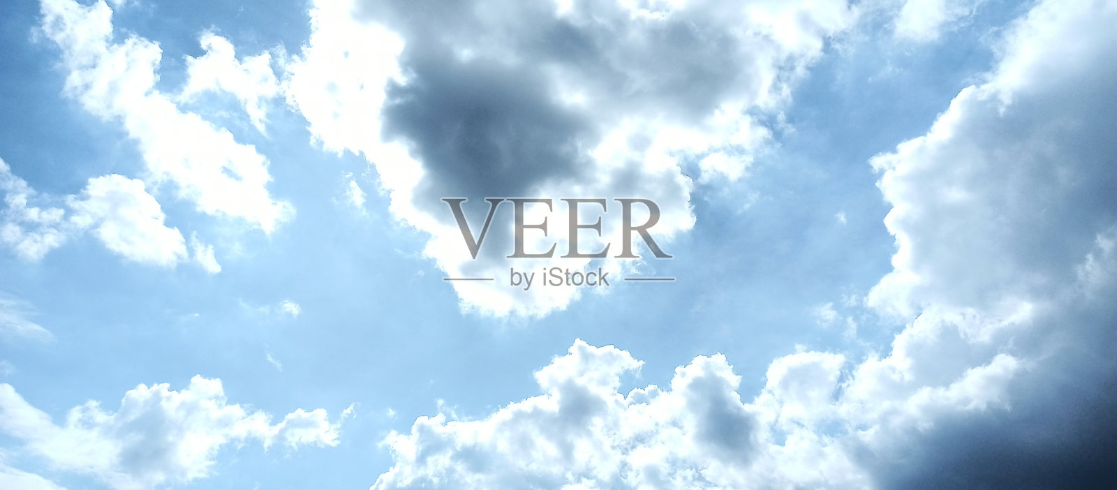 云因太阳而发光。照片摄影图片