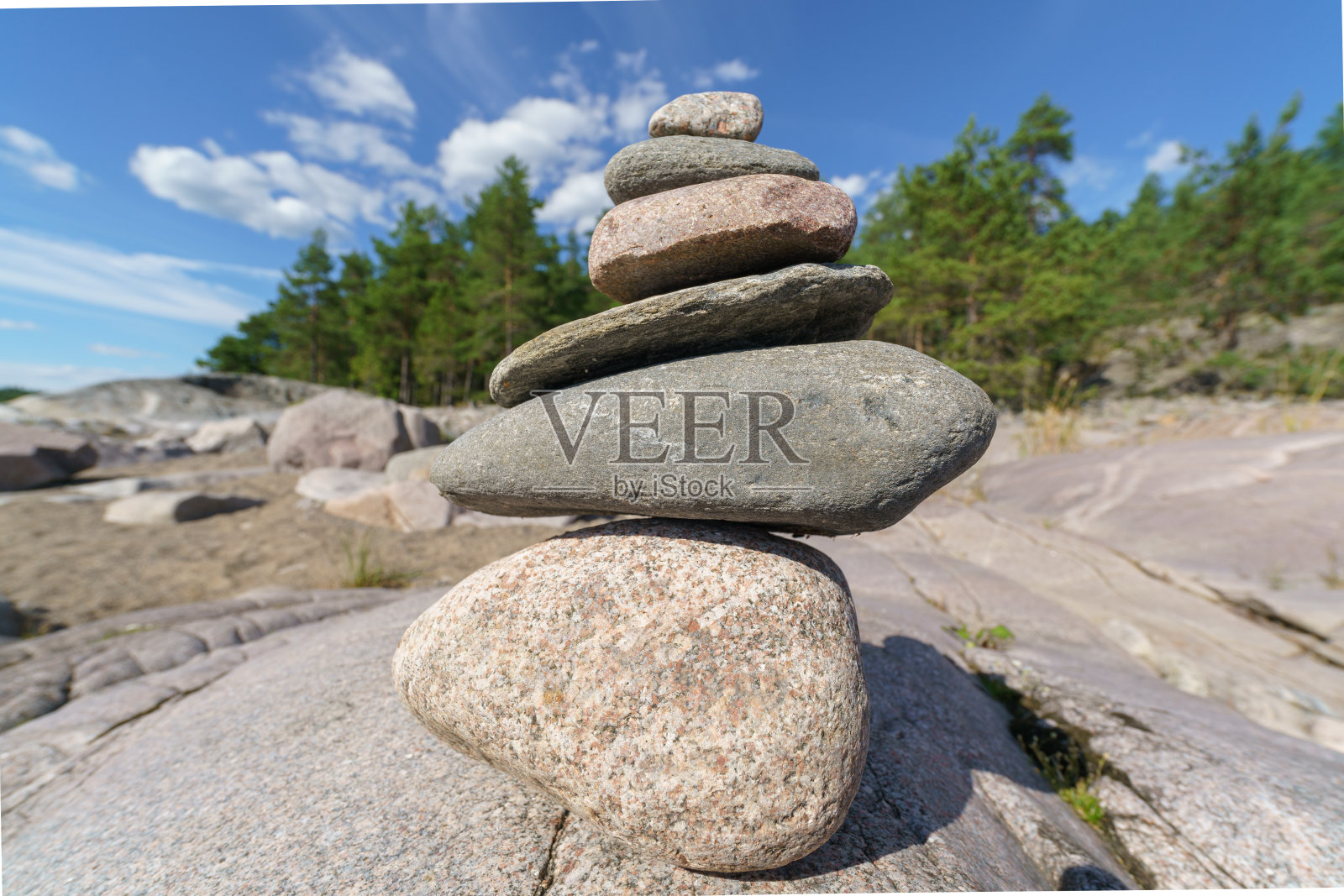 石头金字塔。石制物品平衡不稳定。照片摄影图片