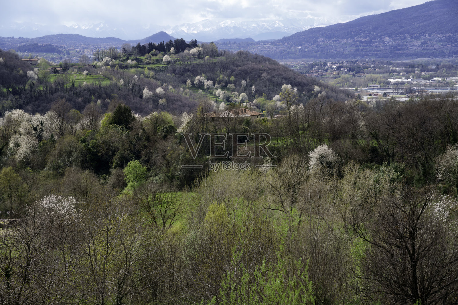 莱科省埃洛附近Brianza的景观照片摄影图片