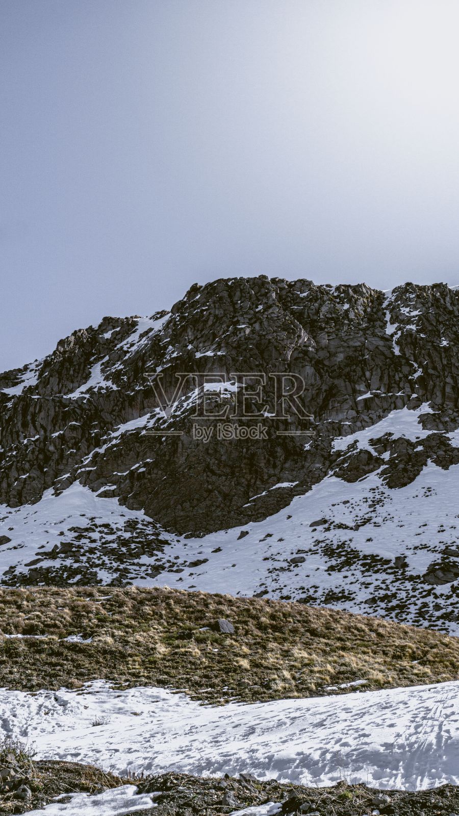 山上有一些小雪覆盖着岩石和地上的雪照片摄影图片