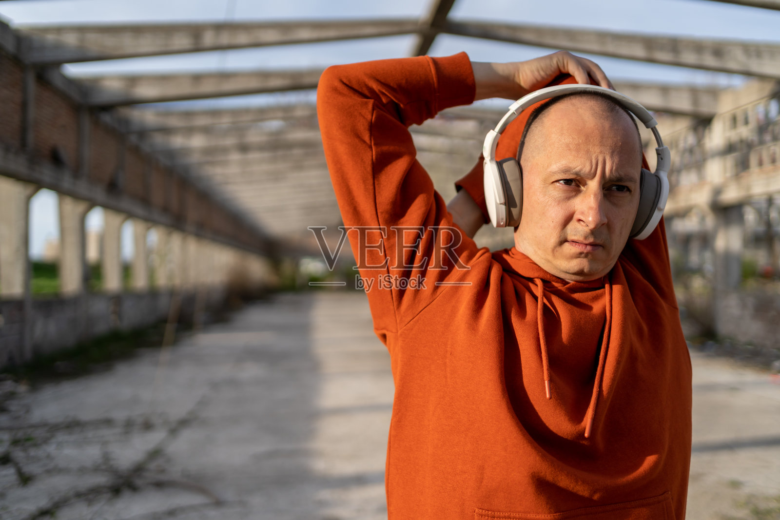 自信的男运动员站在晴朗的天空中伸展双臂照片摄影图片