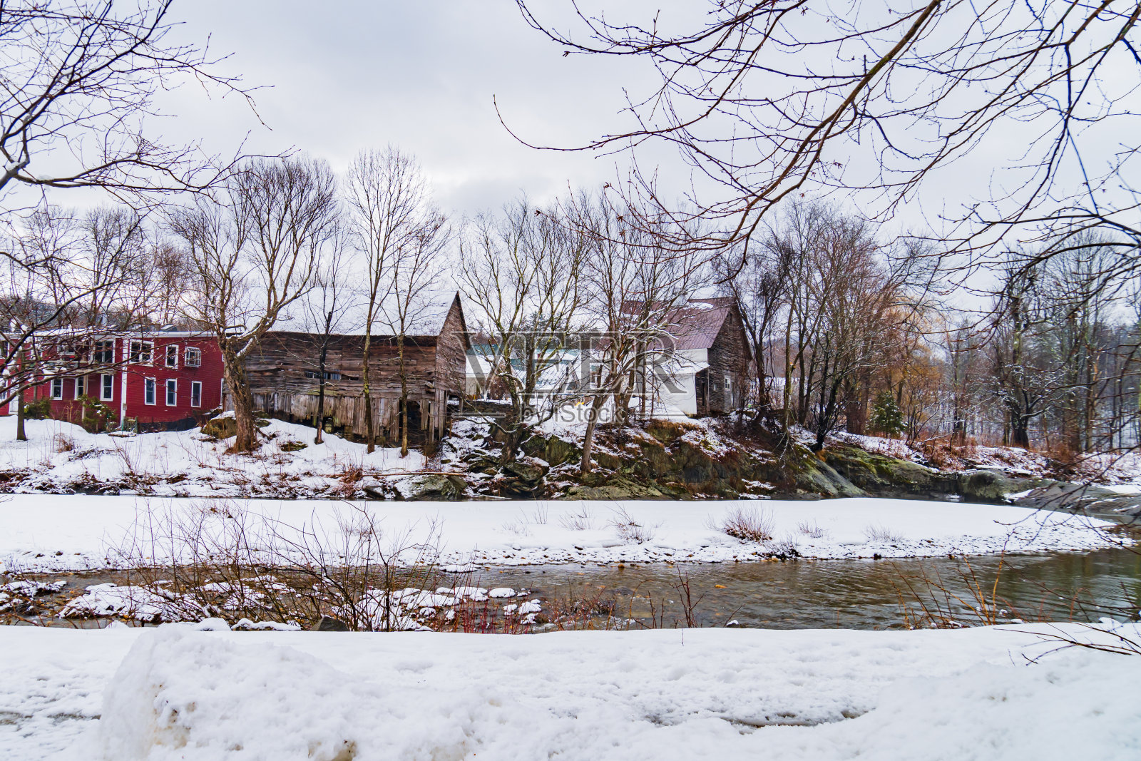 从河上看旧谷仓和建筑物照片摄影图片