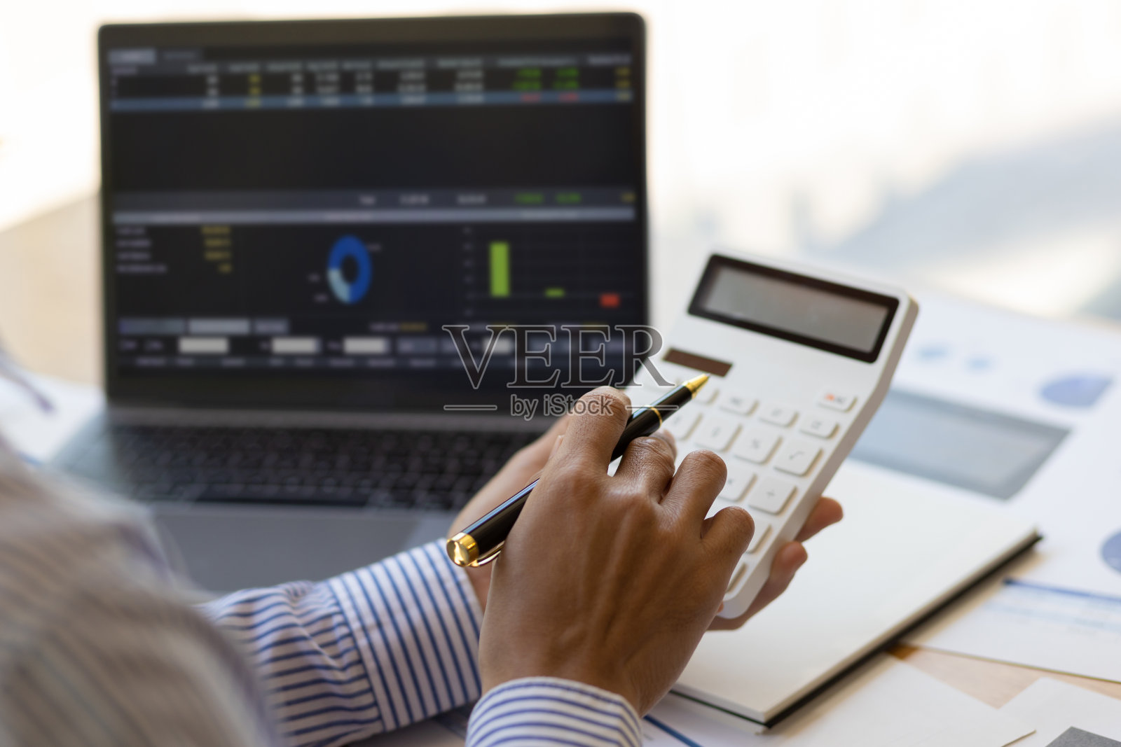 商人分析投资情况和商业图表进行财务规划。照片摄影图片