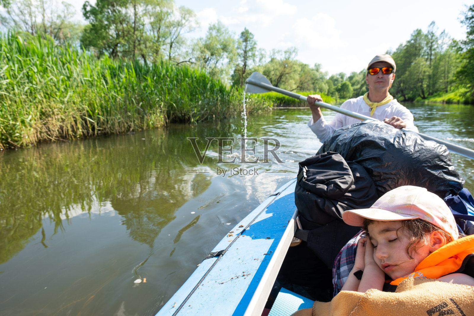 家庭皮艇之旅。父女在河上划船，水上远足，夏日冒险。环保极致旅游，积极健康的生活方式照片摄影图片