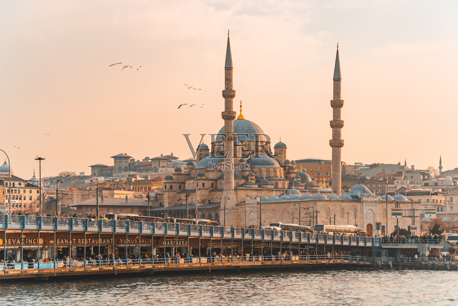 伊斯坦布尔博斯普鲁斯海峡沿岸建筑物的夜景照片摄影图片