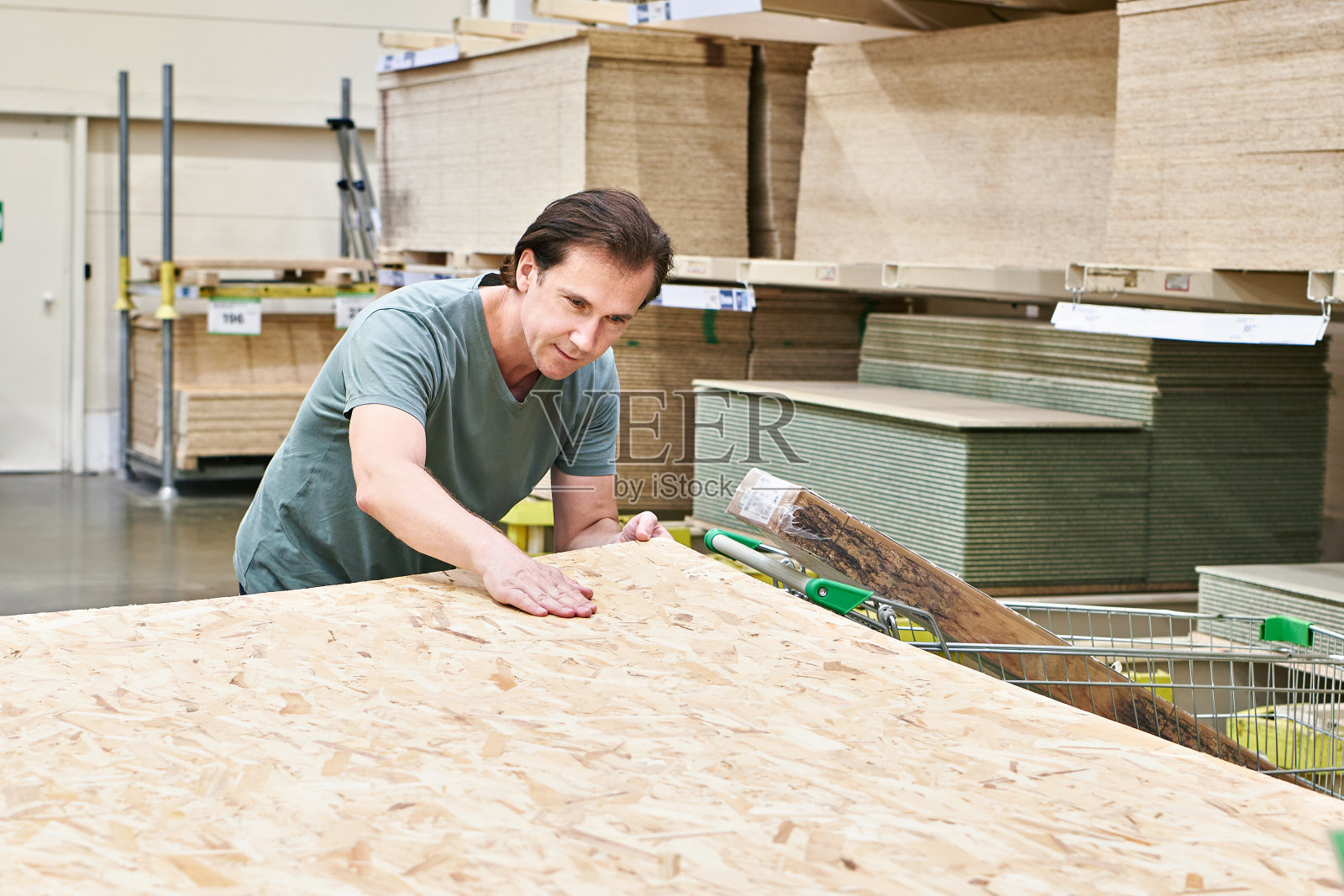 人们在商店里选择定向刨花板照片摄影图片