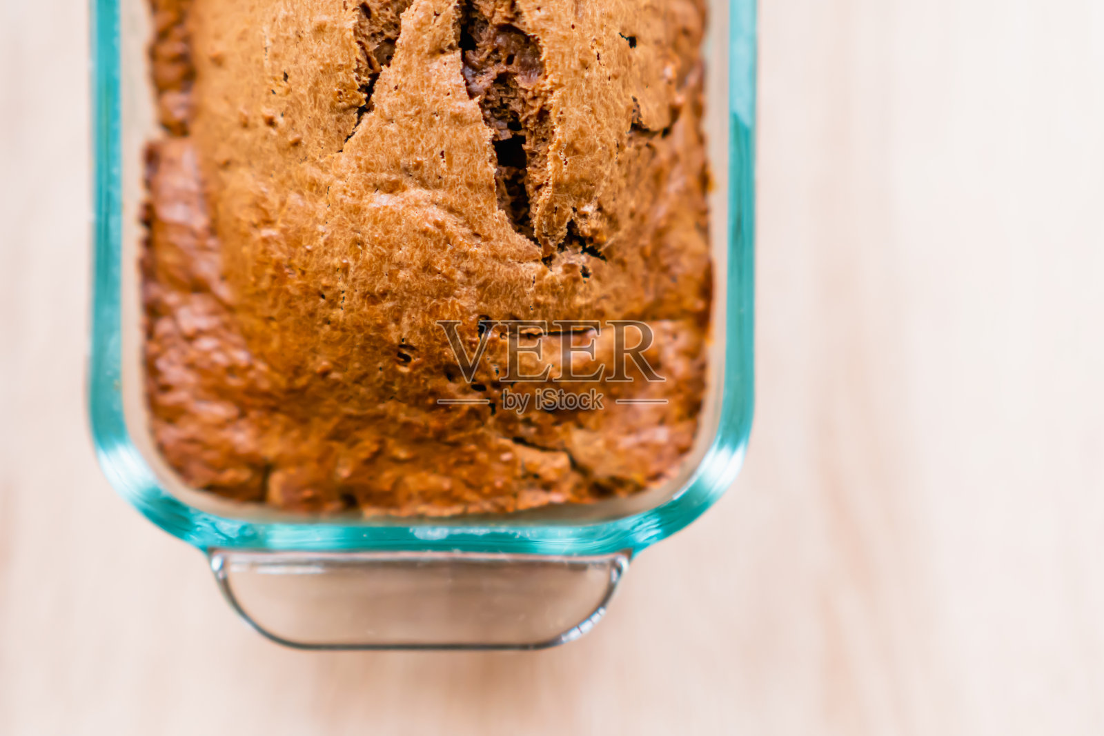 美味的自制巧克力蛋糕，玻璃容器，木桌照片摄影图片