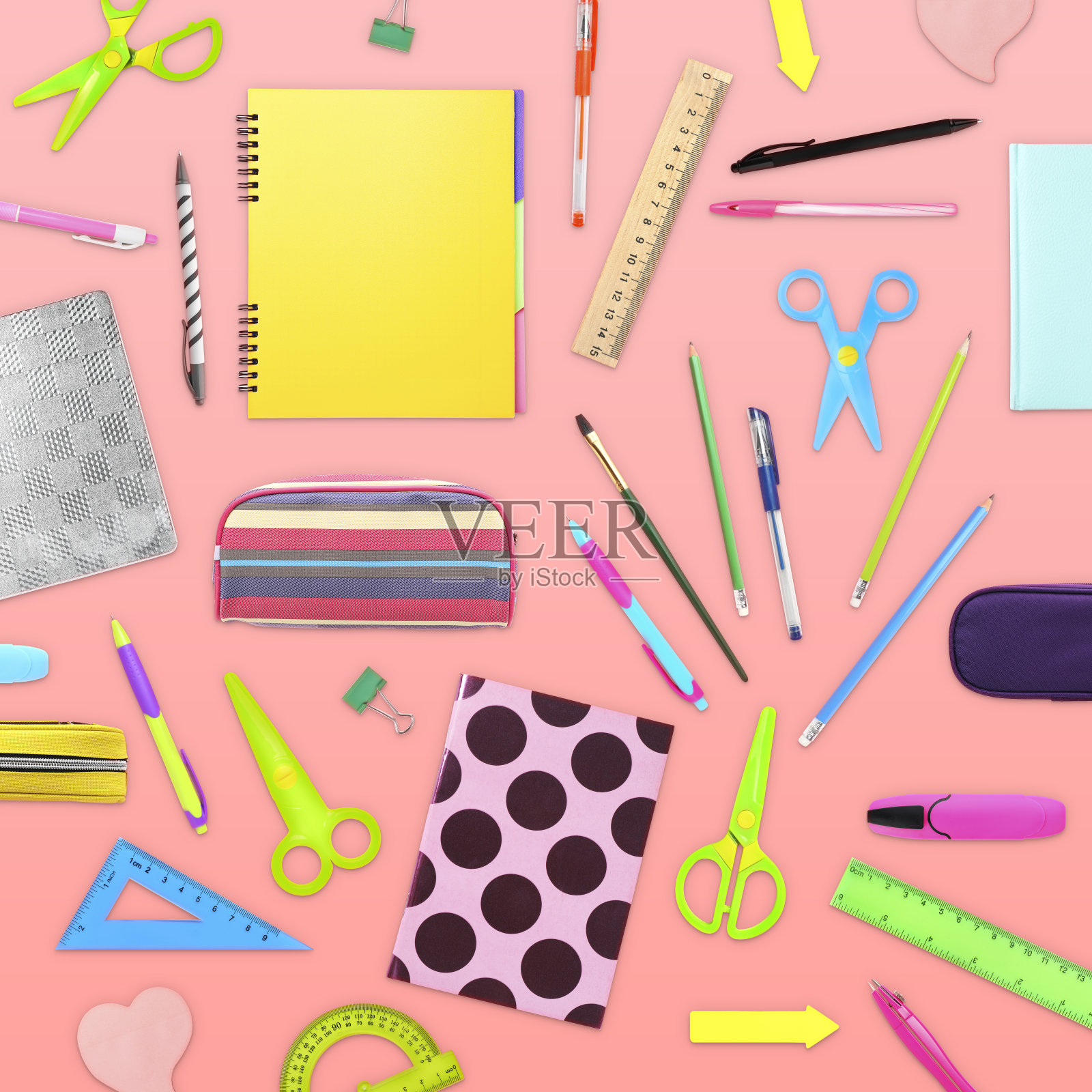 平面构图与不同的学校文具在粉红色的背景照片摄影图片