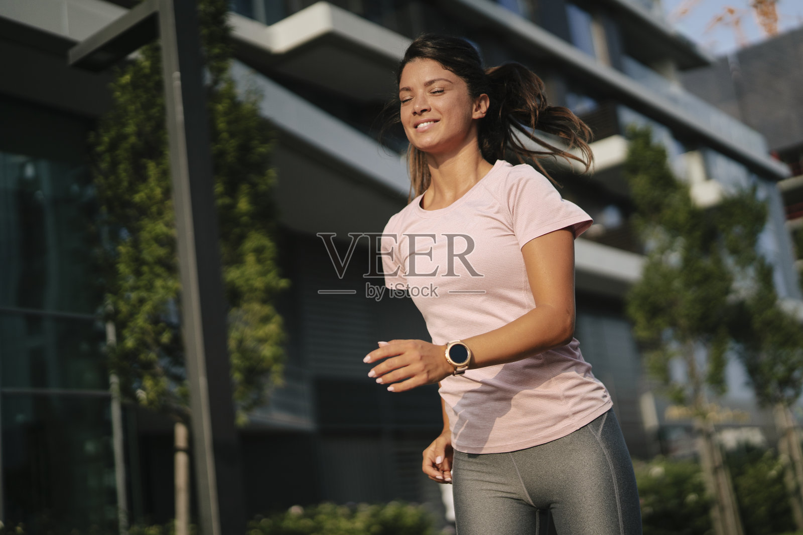 在户外穿着运动服的健美运动员。照片摄影图片