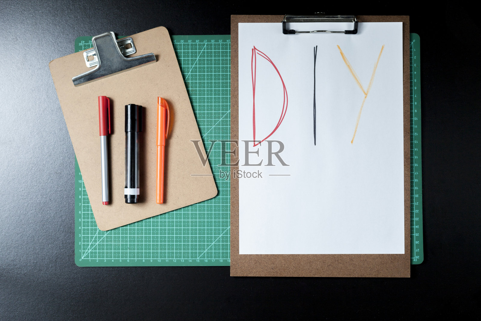 手工制品切割底座与diy书写。剪贴板，纸，纸板，剪刀和彩色粘合剂。照片摄影图片