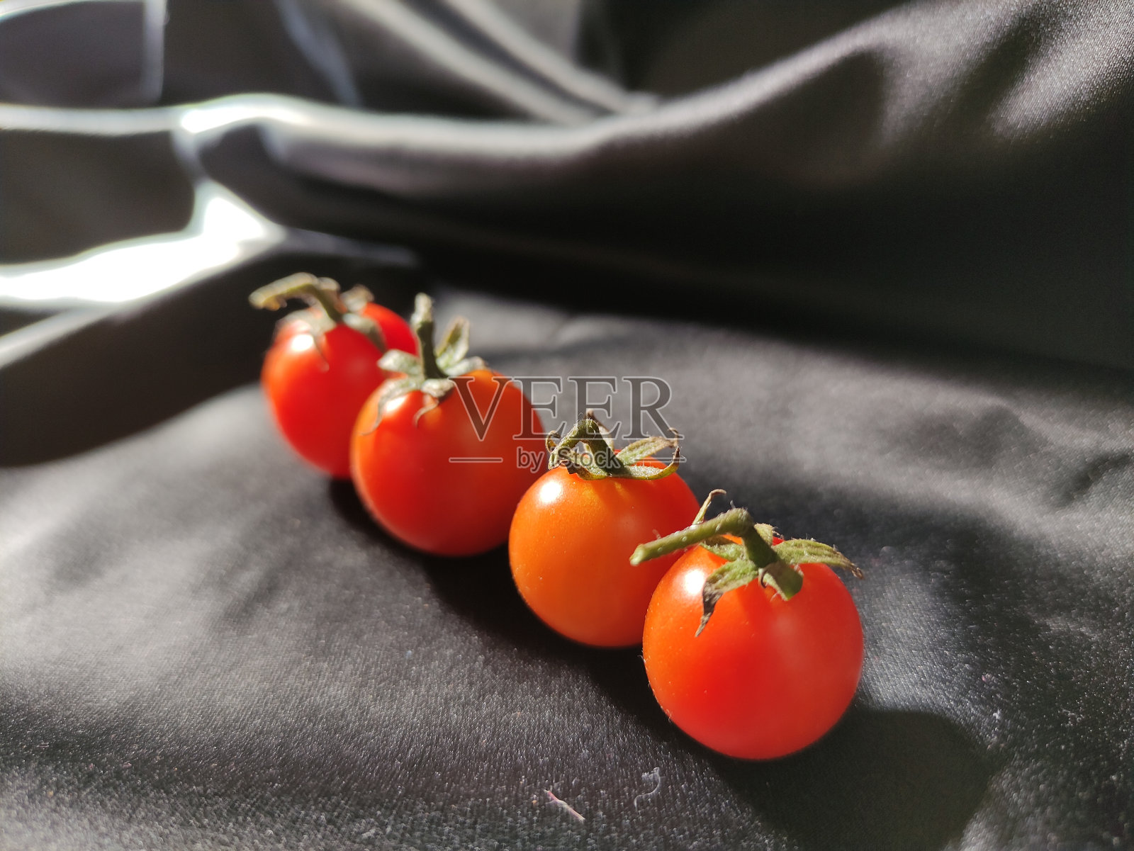 一个新鲜的红樱桃番茄照片摄影图片