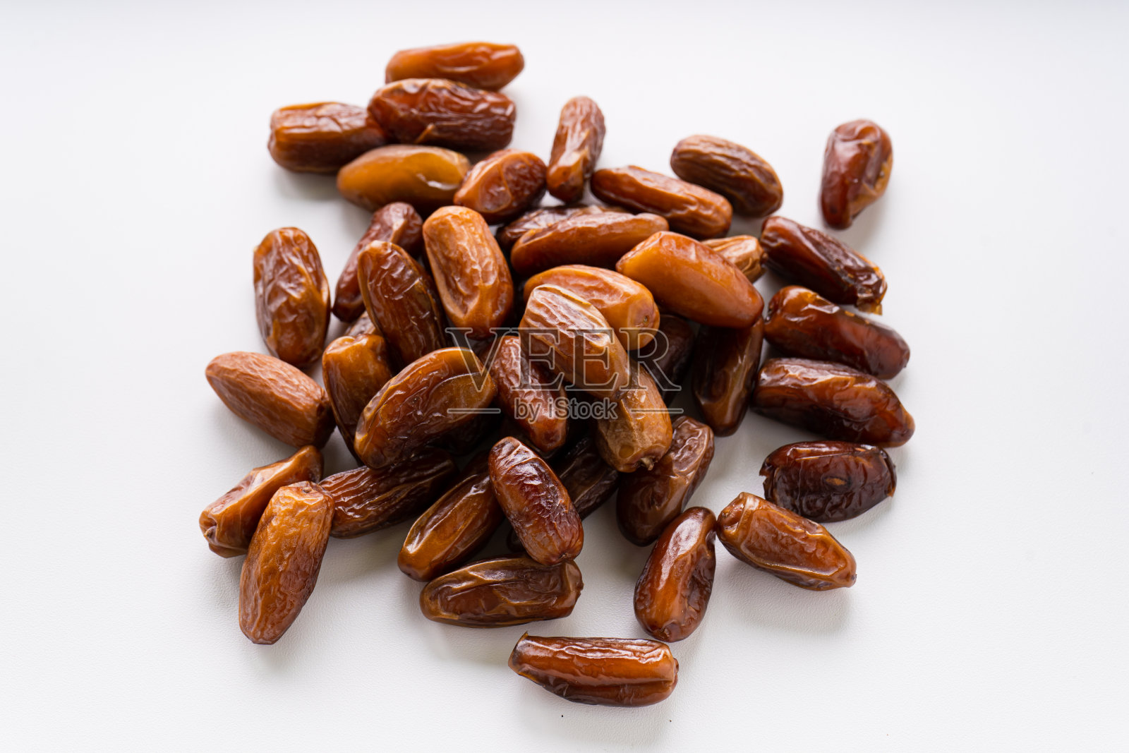 白色孤立背景上的新鲜干枣果实。照片摄影图片