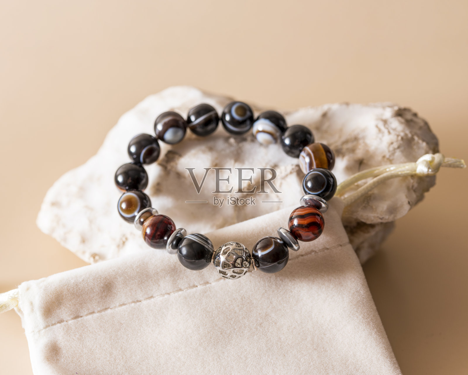 黑石眼玛瑙手镯有助于在事业上取得成功，获得物质利益，将是对抗消极情绪的最佳护身符。照片摄影图片