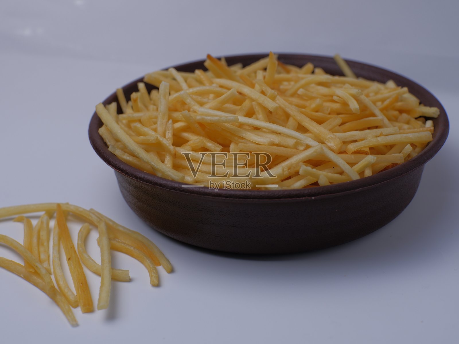 Keripik singkong，棕色碗里的木薯片孤立在白色的背景上照片摄影图片