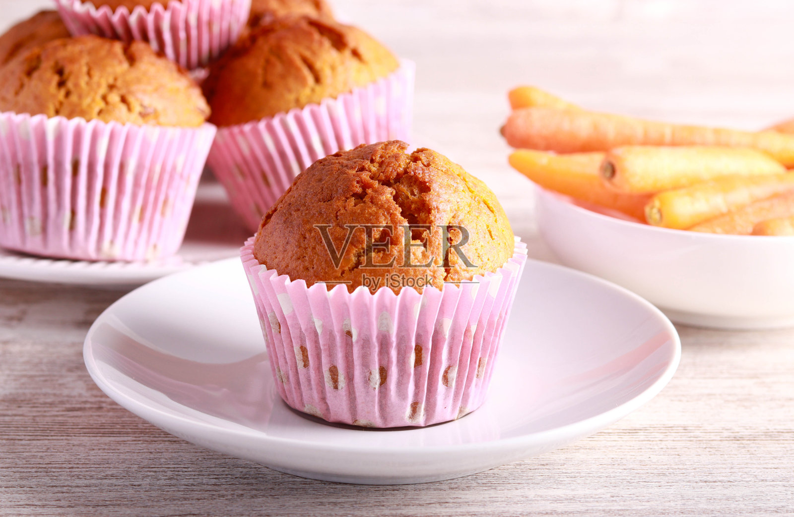 自制甜胡萝卜松饼照片摄影图片