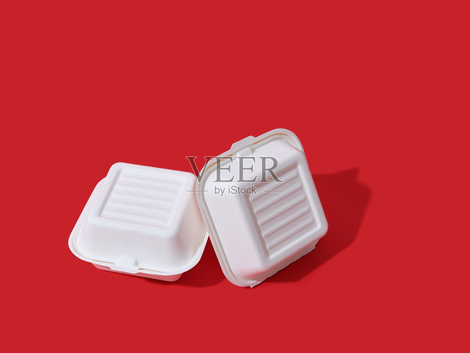 汉堡外卖盒在红色背景与复制空间照片摄影图片