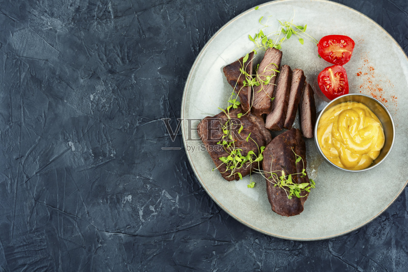 煎鸵鸟牛排，空出文字照片摄影图片