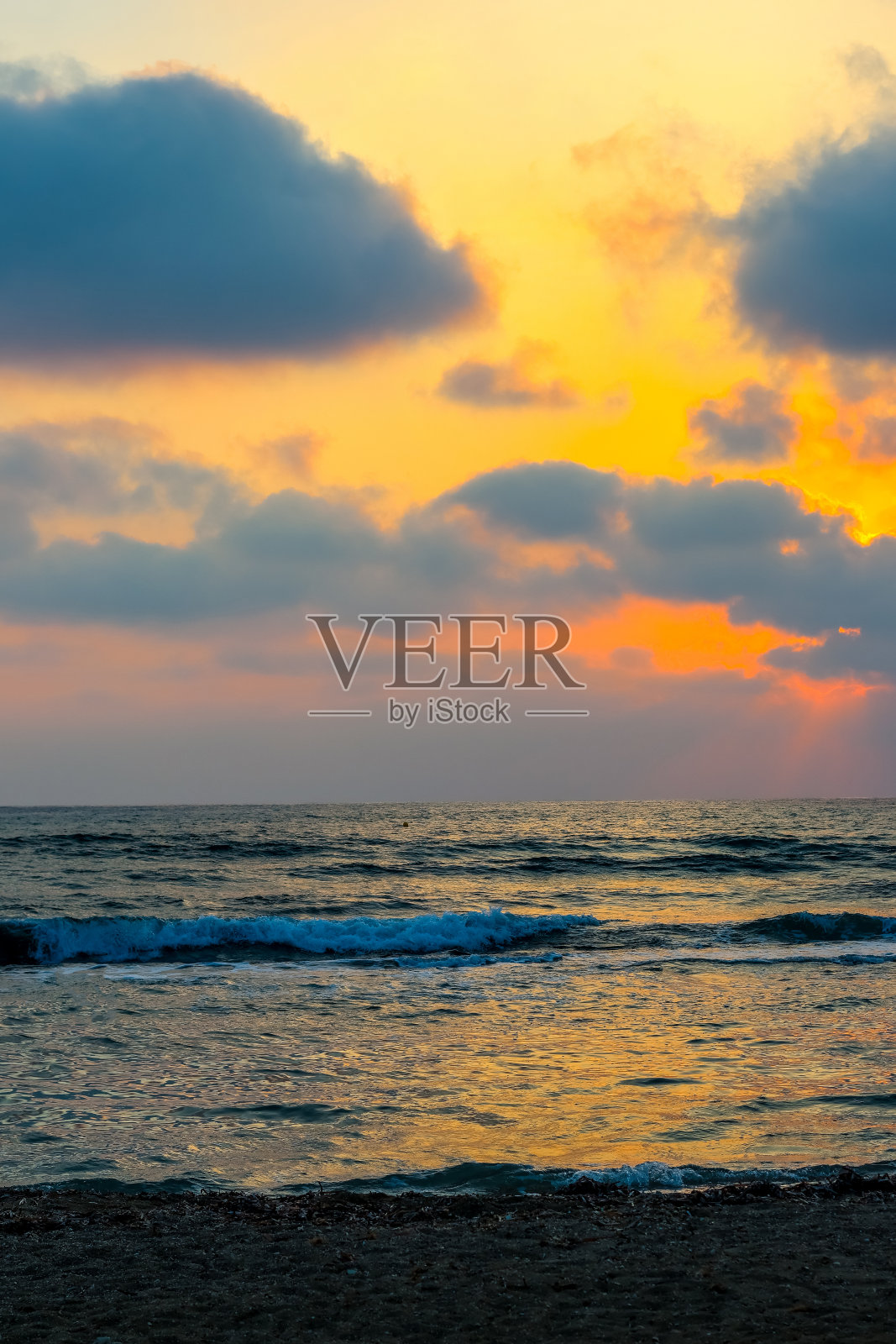 日落在海洋的地平线上照片摄影图片