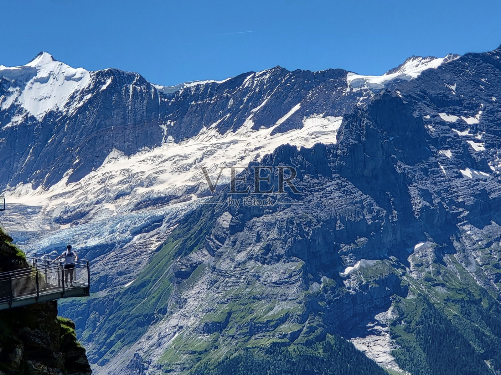 有山的山，人们在山上走在空中照片摄影图片
