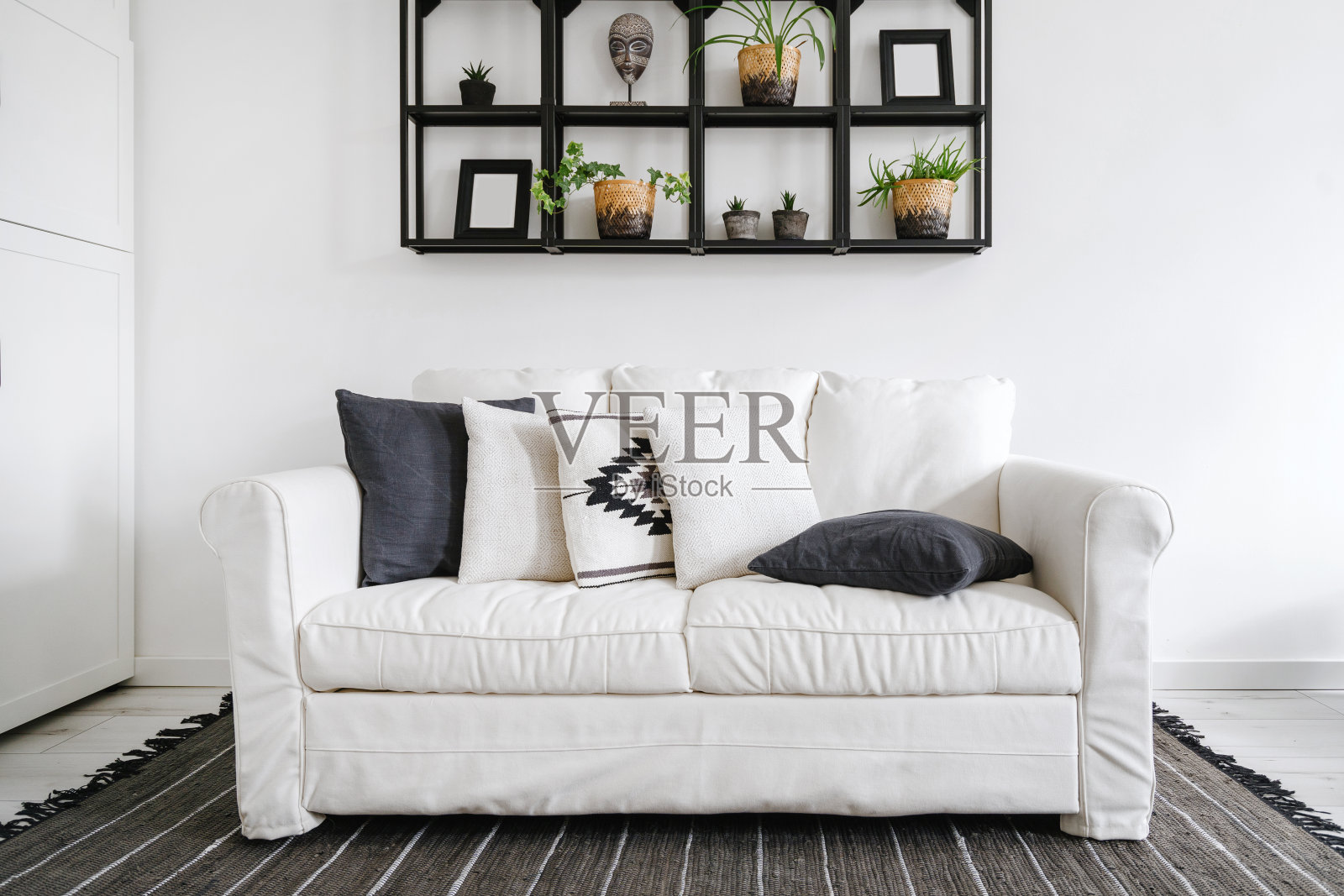 白色沙发与装饰枕头在休息室与波西米亚设计照片摄影图片
