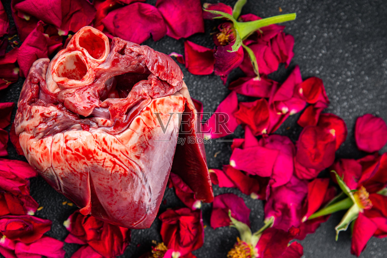 肉心生，内脏，猪肉或牛肉餐，食品，小吃，餐桌上复制空间，食品背景，质朴的俯视图照片摄影图片