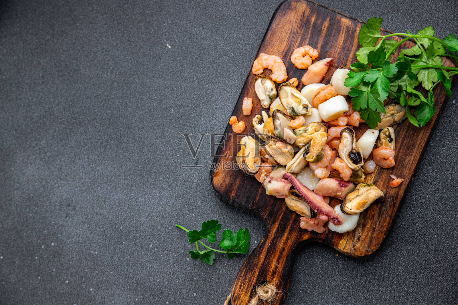 海鲜沙拉虾，贻贝，扇贝，章鱼餐食品小吃上餐桌复制空间食品背景质朴的顶视图照片摄影图片