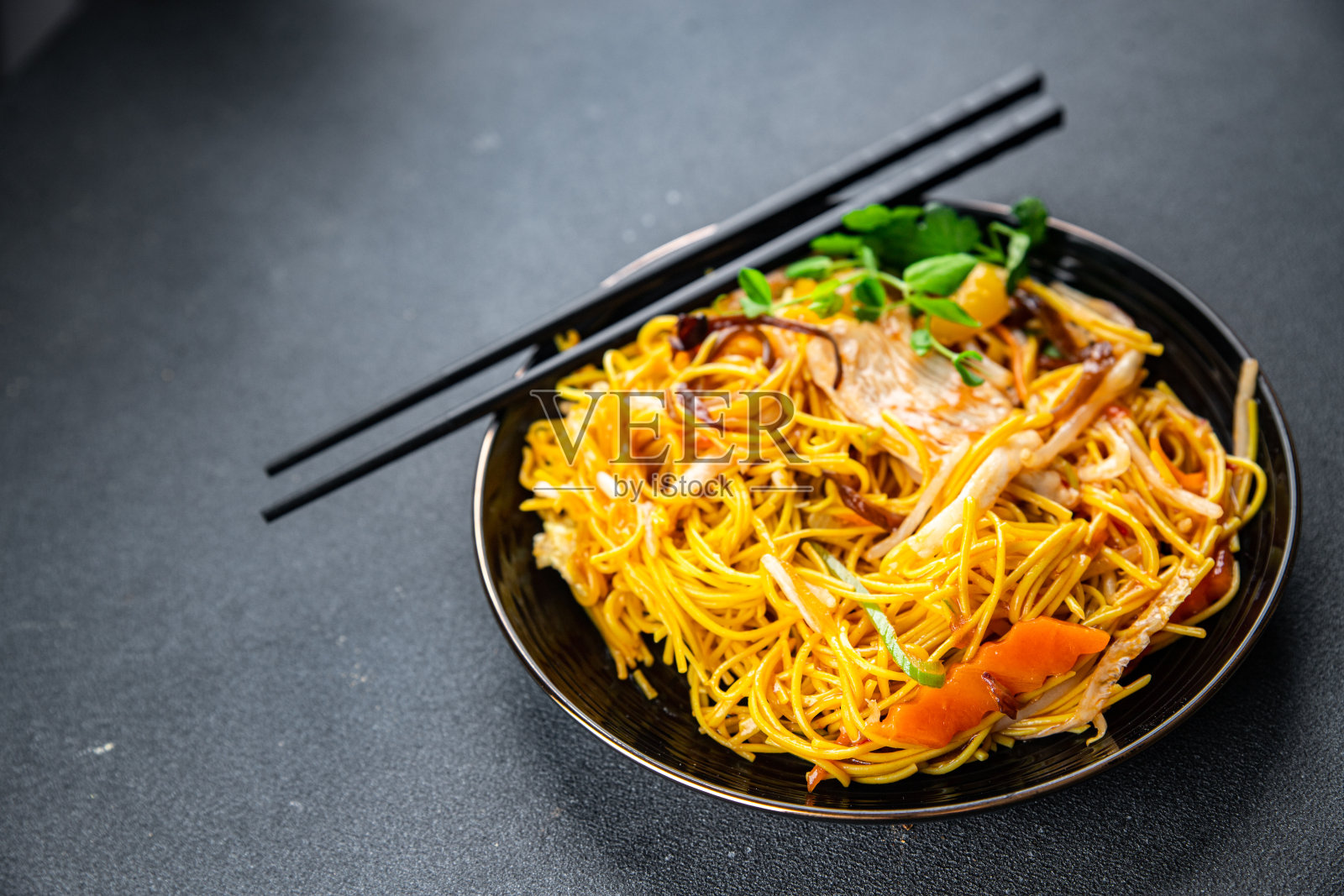 面条鸡肉，蔬菜餐食品小吃桌上复制空间食品背景质朴的顶视图照片摄影图片