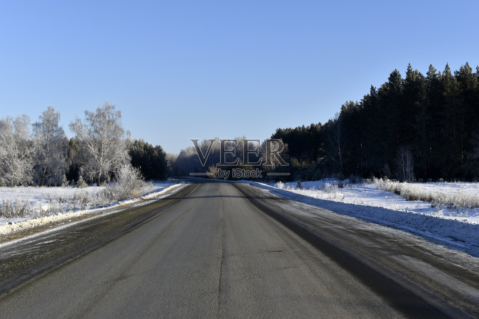 雪地上的高速公路。冬天下雪的路。照片摄影图片