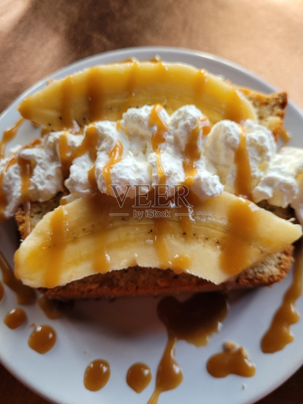 香蕉焦糖蛋糕照片摄影图片