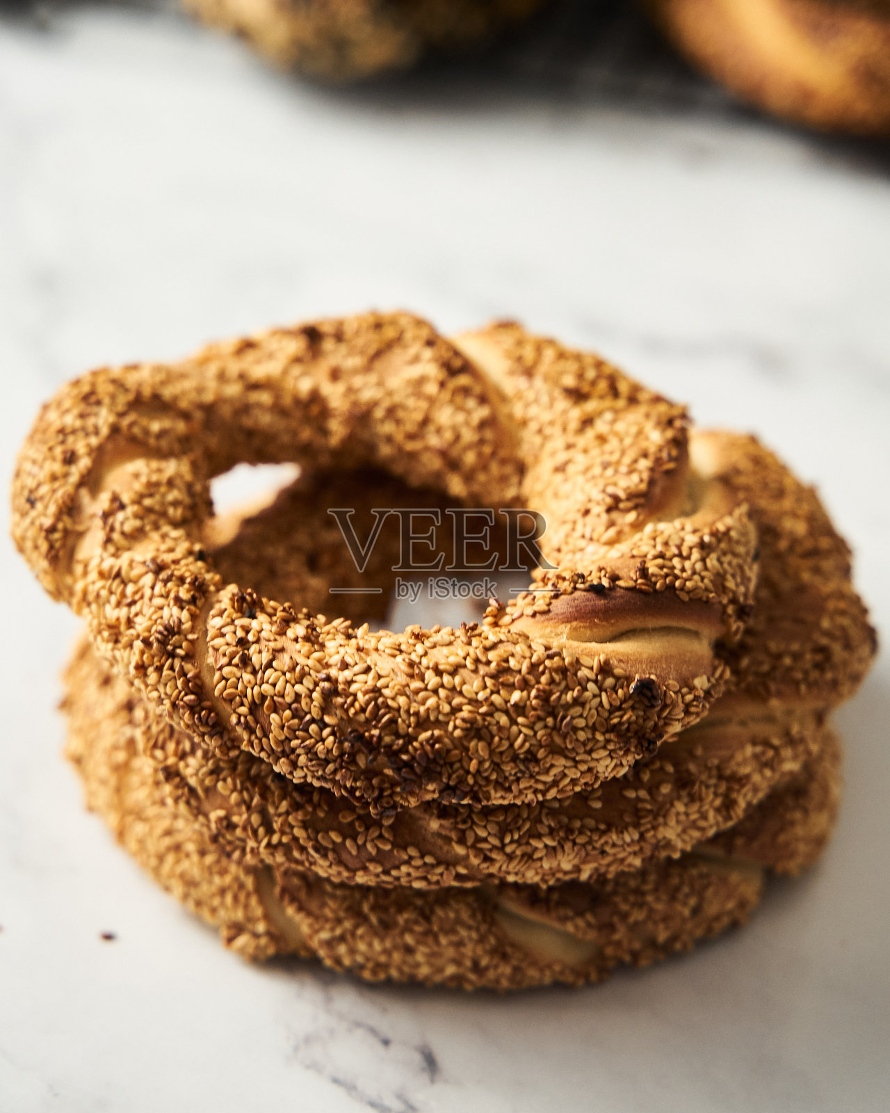 近距离拍摄的土耳其面包脆饼堆。深色背景自制芝麻百吉饼。低调，黑暗的照片照片摄影图片