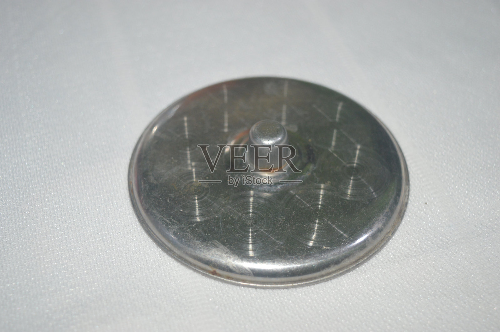 白色背景的不锈钢玻璃盖子的特写镜头。的盖子。照片摄影图片