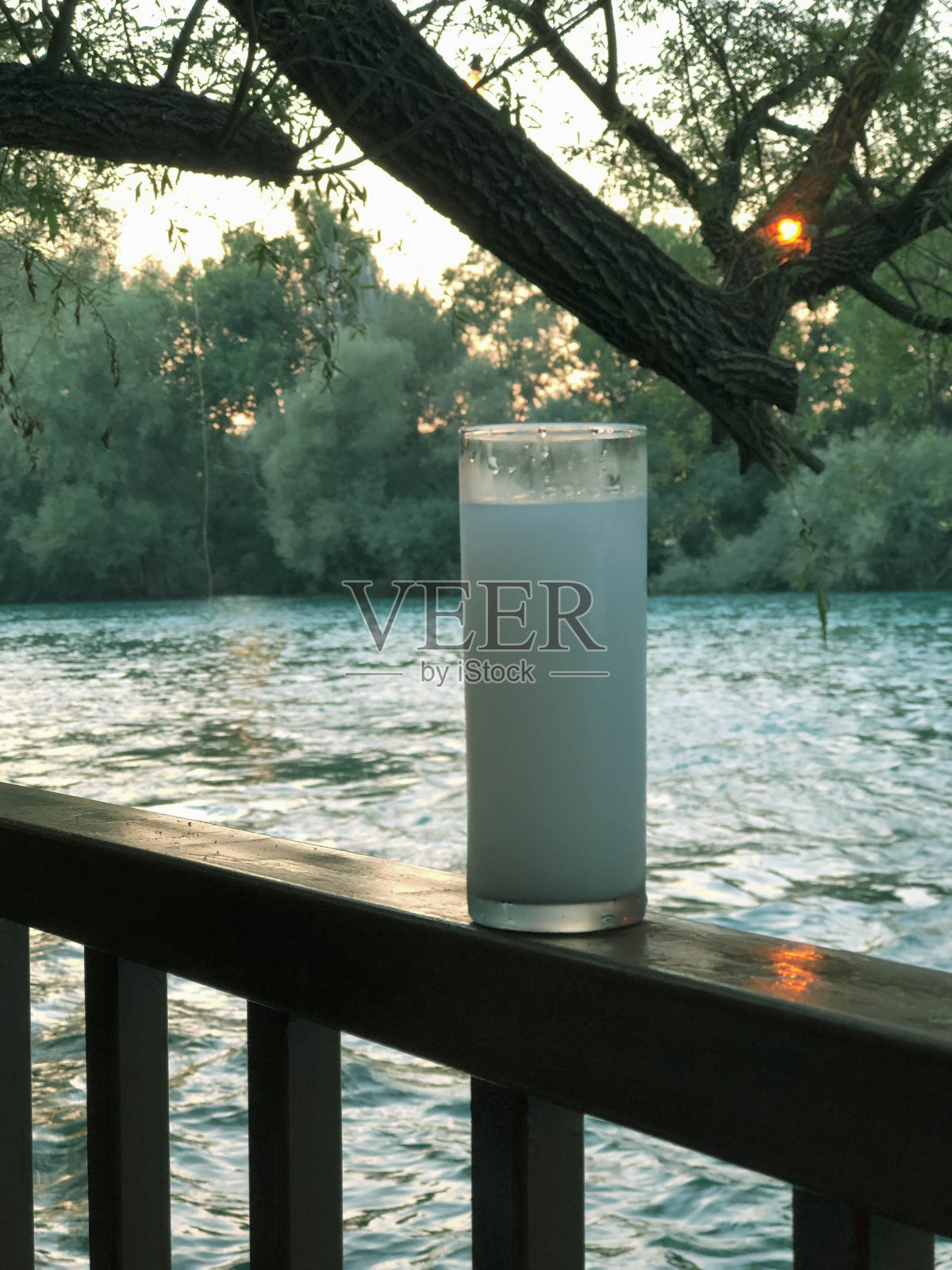 土耳其和希腊的传统餐桌与特殊的酒精饮料拉基。乌佐茴香和土耳其茴香是一种干茴香风味的开胃酒，在土耳其、希腊、塞浦路斯和黎巴嫩广泛消费照片摄影图片